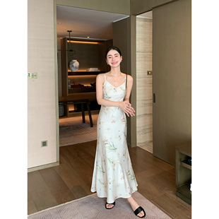 气质缎面吊带裙设计感鱼尾长裙V领包臀连衣裙 华丽富贵 Maven Lin