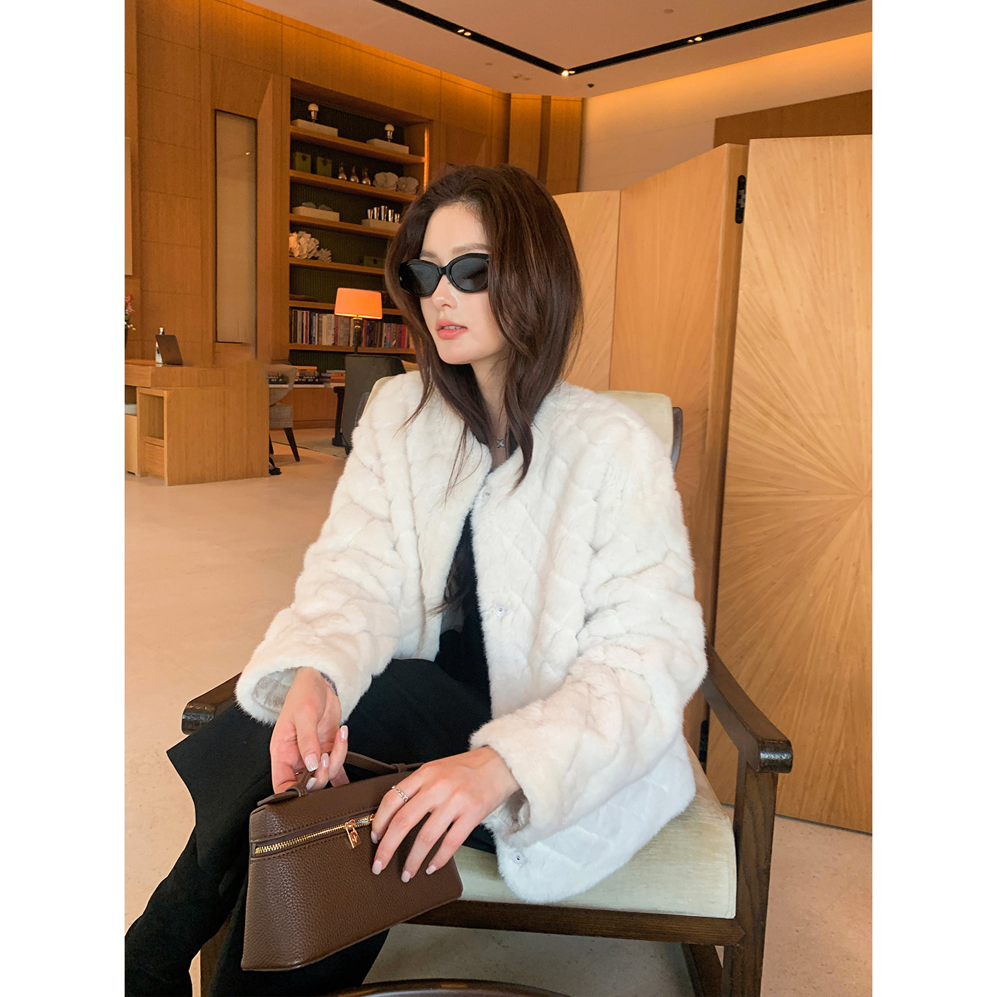 Maven Lin 英伦矜贵感 白色V领菱格环保仿皮草女气质毛绒绒短外套