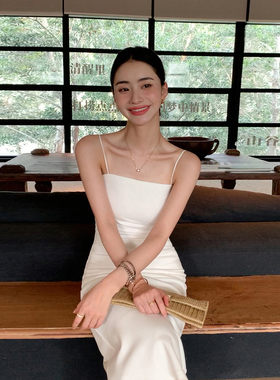 Maven Lin 气质细肩带吊带裙夏季新品连衣裙修身收腰包臀小黑裙女