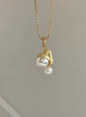 GRACIA戴珍珠耳环的少女吊坠项链