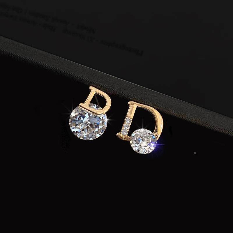 MaisonCleo精致字母耳环女不对称耳钉2026年新款潮网红小巧耳饰品