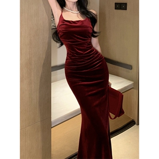 2026秋季新款法式复古连衣裙女夏酒红丝绒小礼服修身鱼尾吊带长裙
