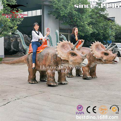 节庆乘骑腕龙三角龙甲龙景区游乐场儿童乘骑行走的仿真恐龙小车