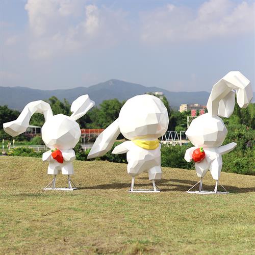 大型抽象几何兔子摆件玻璃钢块面兔雕塑户外园林景区广场云朵装饰