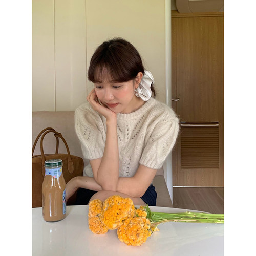 范雯雯 伦敦晨雾 复古泡泡袖白色短袖毛衣女宽松显瘦针织上衣