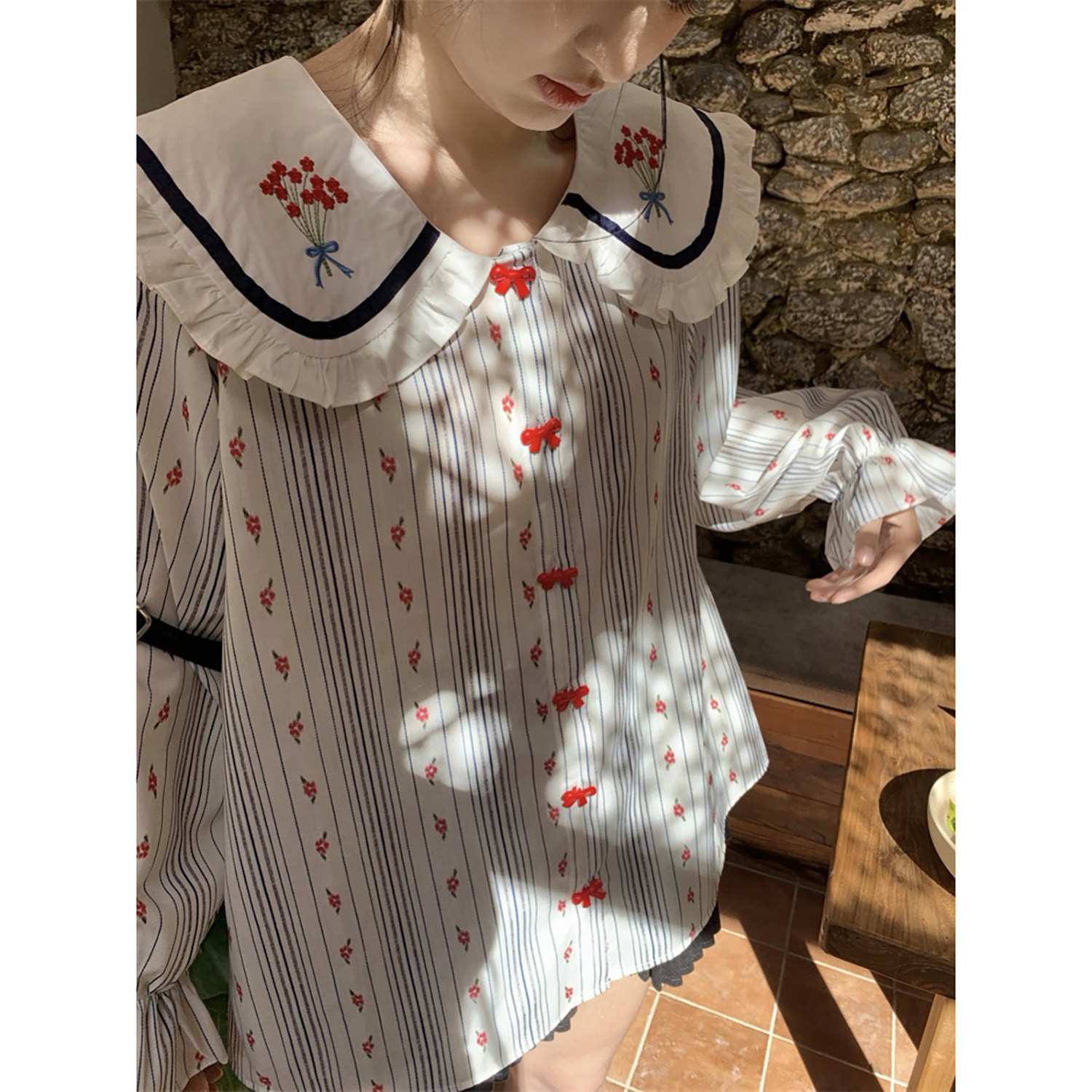 范雯雯 花园巡游 花朵刺绣衬衫女甜美春季宽松喇叭袖可爱少女上衣