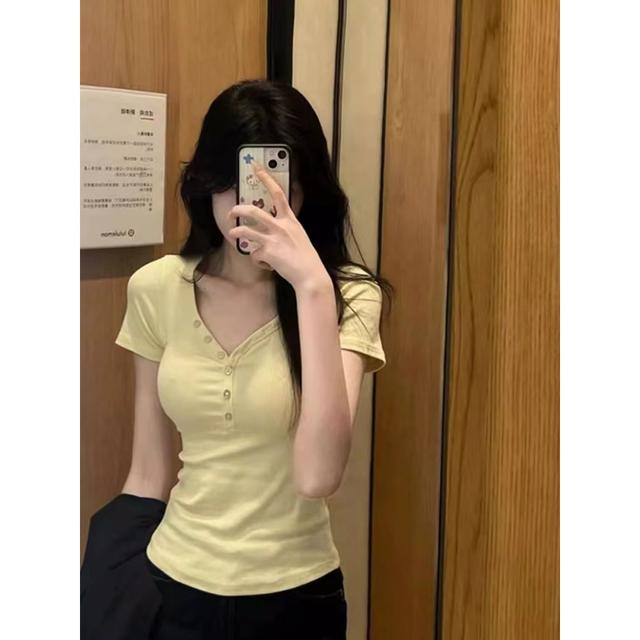奶黄色v领正肩短袖t恤女夏季2025新款修身设计感纽扣美式辣妹上衣