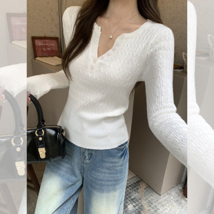 白色条纹V领正肩针织长袖女秋冬季新款修身纽扣内搭设计感打底衫