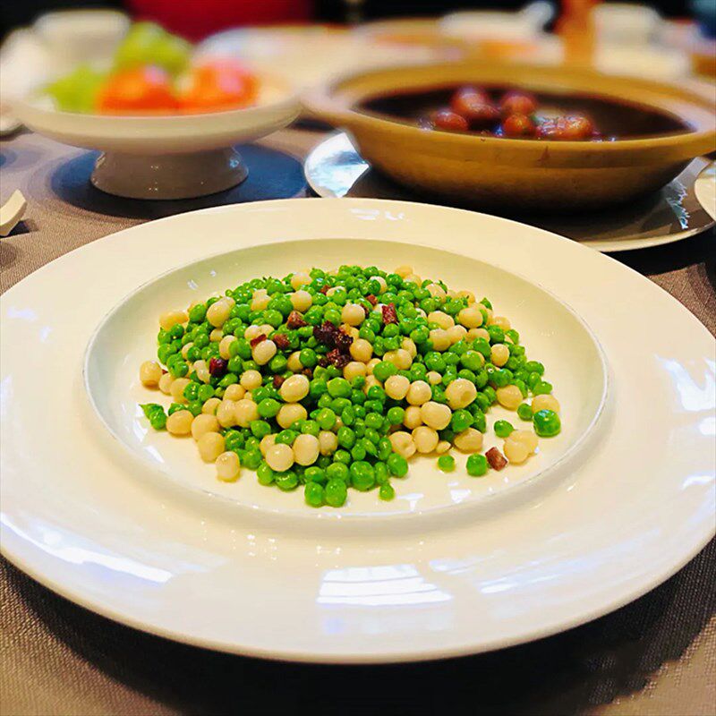 农家乐圆形特色盘子土菜馆炒菜热菜盘白瓷宽边中式川菜后厨陶瓷盘