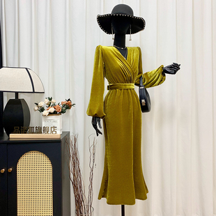 品诺狐姜黄色长袖丝绒连衣裙对襟系带遮肚显瘦包臀鱼尾裙秋冬新品