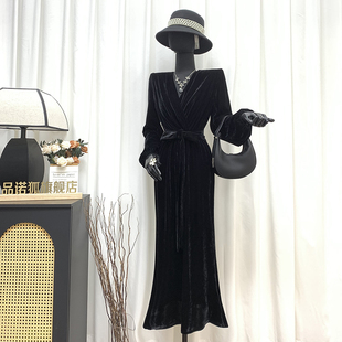 品诺狐2025秋冬V领收腰遮肚包臀鱼尾裙黑色灯笼袖丝绒长款连衣裙