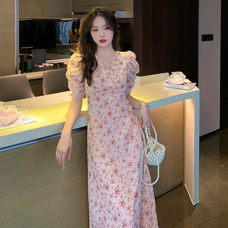 法式粉红碎花连衣裙女2026夏季新款气质V领泡泡袖收腰雪纺中长裙
