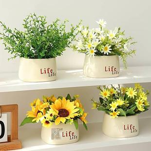 极速冰箱上的摆件上面摆的花上的装饰品顶部上放空T调的客厅桌子