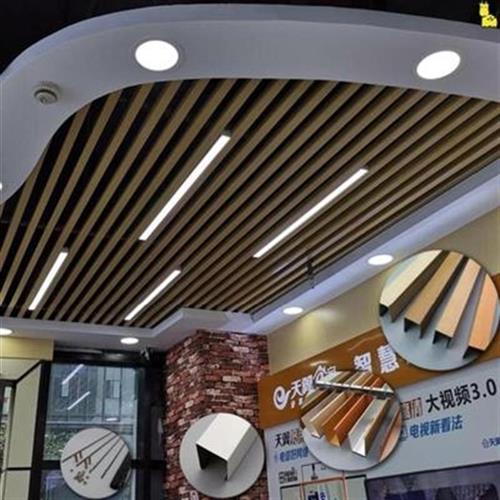 。方通隔断木纹长条吊顶栅栏x磨砂门头铝合金屏风U方形方木店铺学