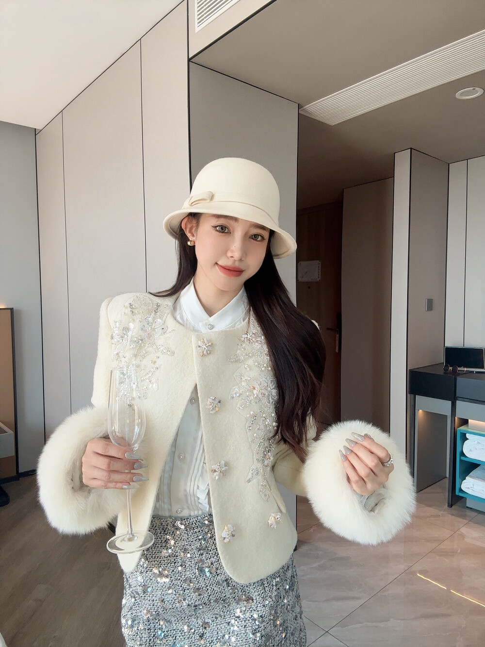 FC羊毛羽绒狐狸毛短款小香风工艺钉珠铆钉装饰保暖羽绒服外套