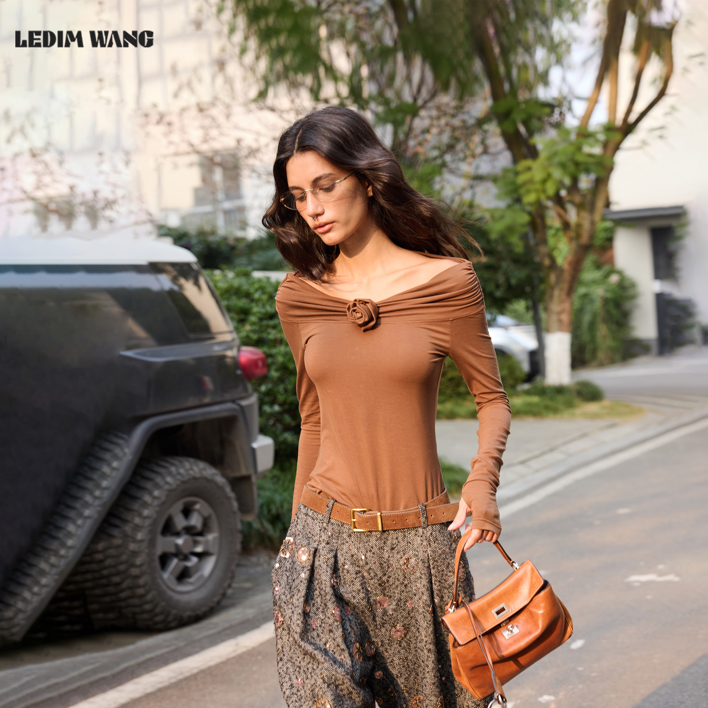 LEDIMWANG立体花一字肩针织衫