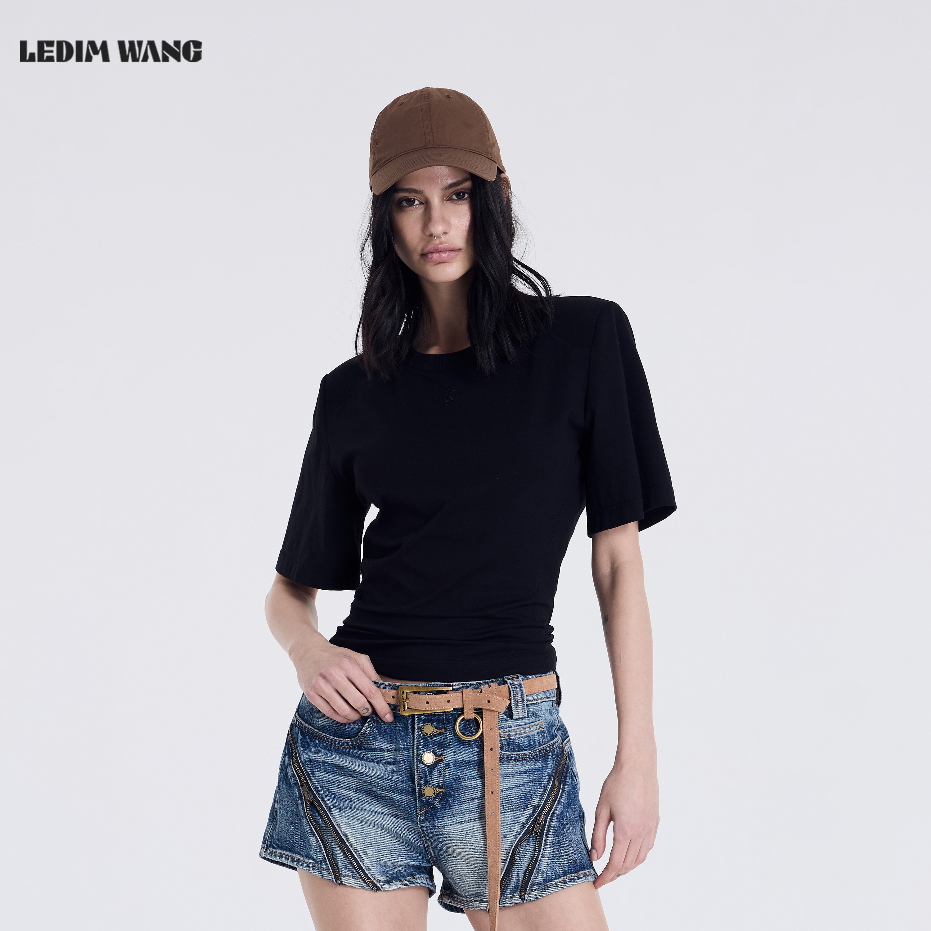 LEDIM WANG宽肩T型收腰T恤女2026夏季新款黑色棉质亲肤短袖上衣