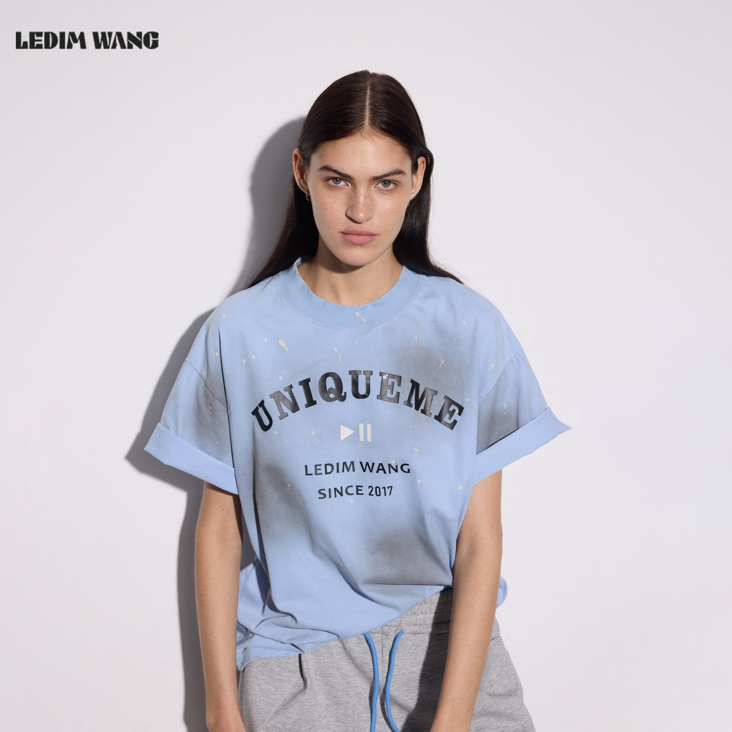 LEDIM WANG美式做旧字母印花T恤女100%棉浅蓝短袖上衣26夏季新款