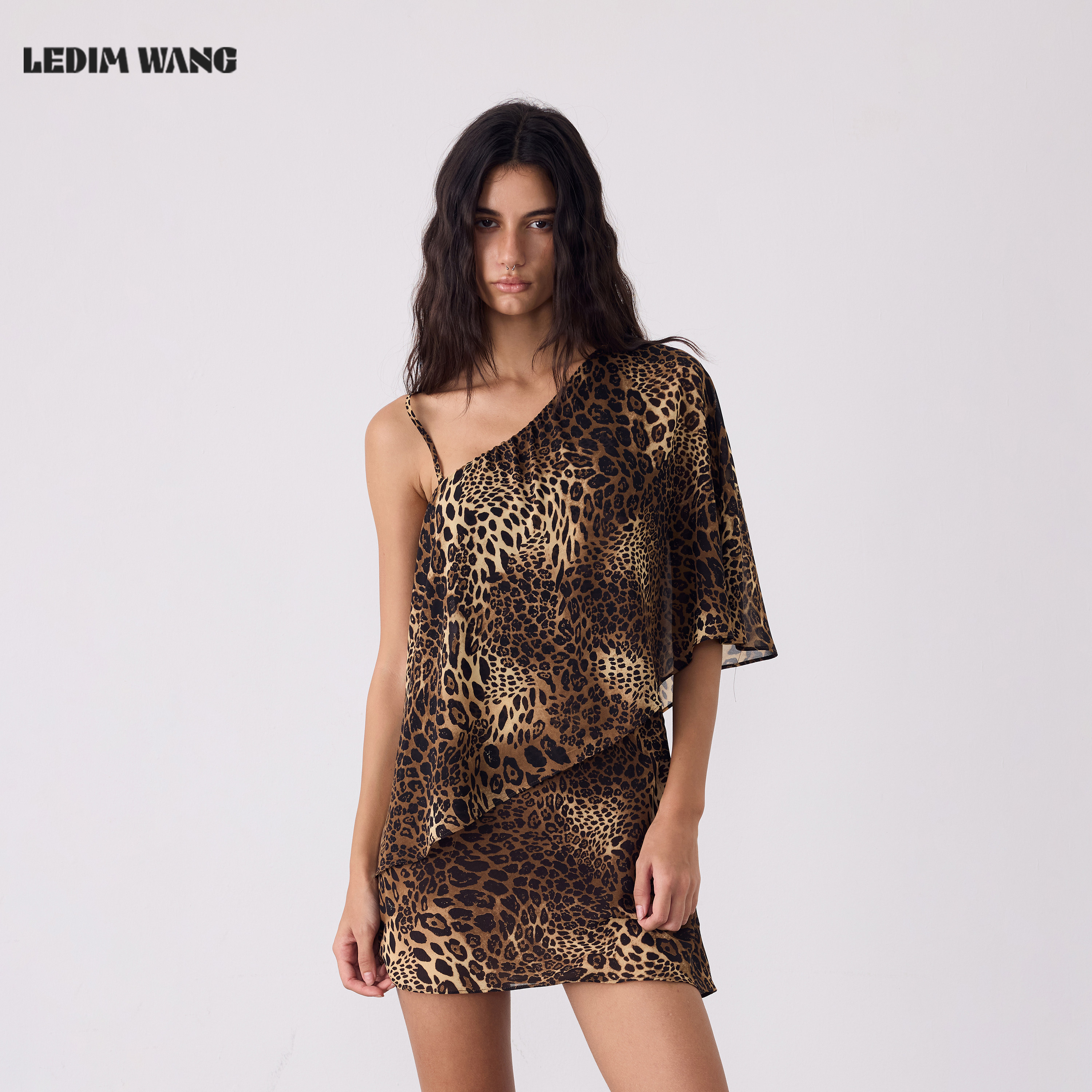 LEDIM WANG斜肩雪纺垂感无袖连衣裙女复古豹纹修身包臀裙26夏新款