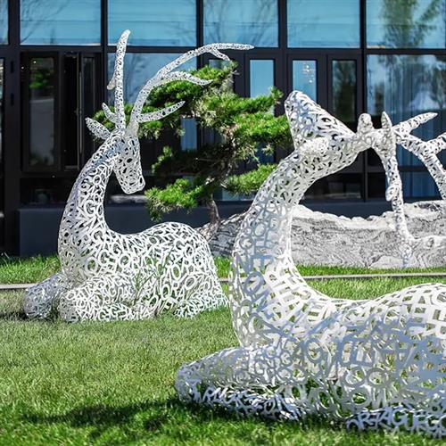 不锈钢镂空梅花鹿雕塑铁艺发光动物摆件草坪园林景观售楼处装饰品