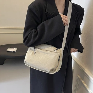 单肩斜挎包女2025新款大容量高级感超轻便防水小众设计时尚背包包