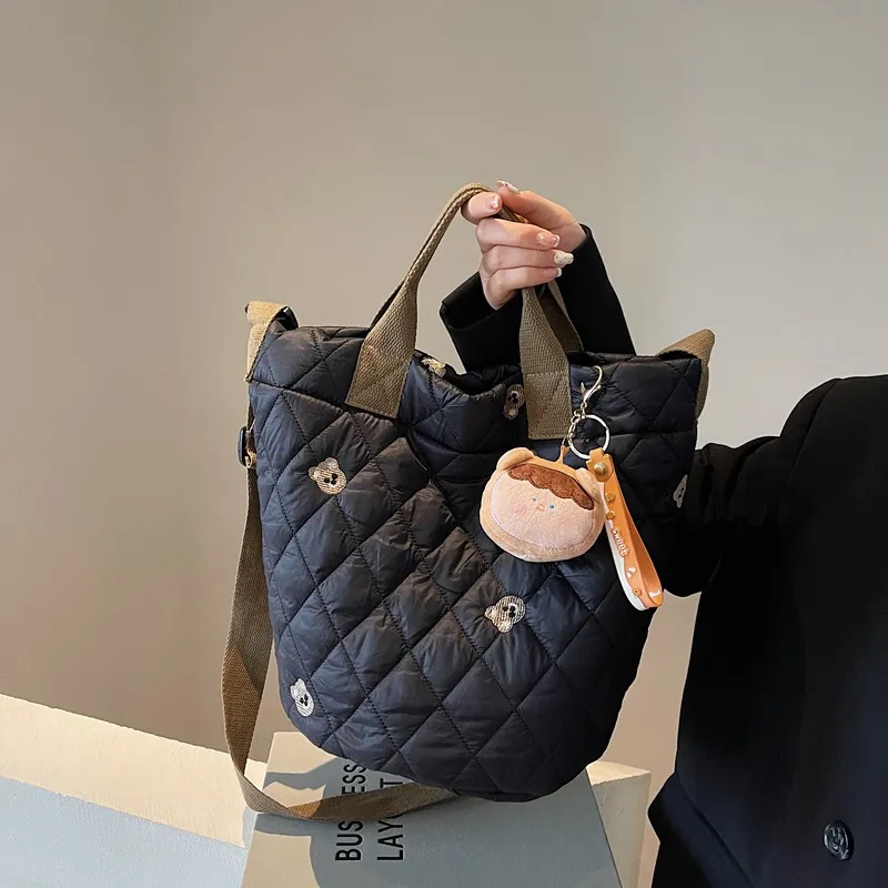 可爱小熊刺绣大容量手提水桶包秋冬新款时尚菱格棉服单肩斜挎包潮