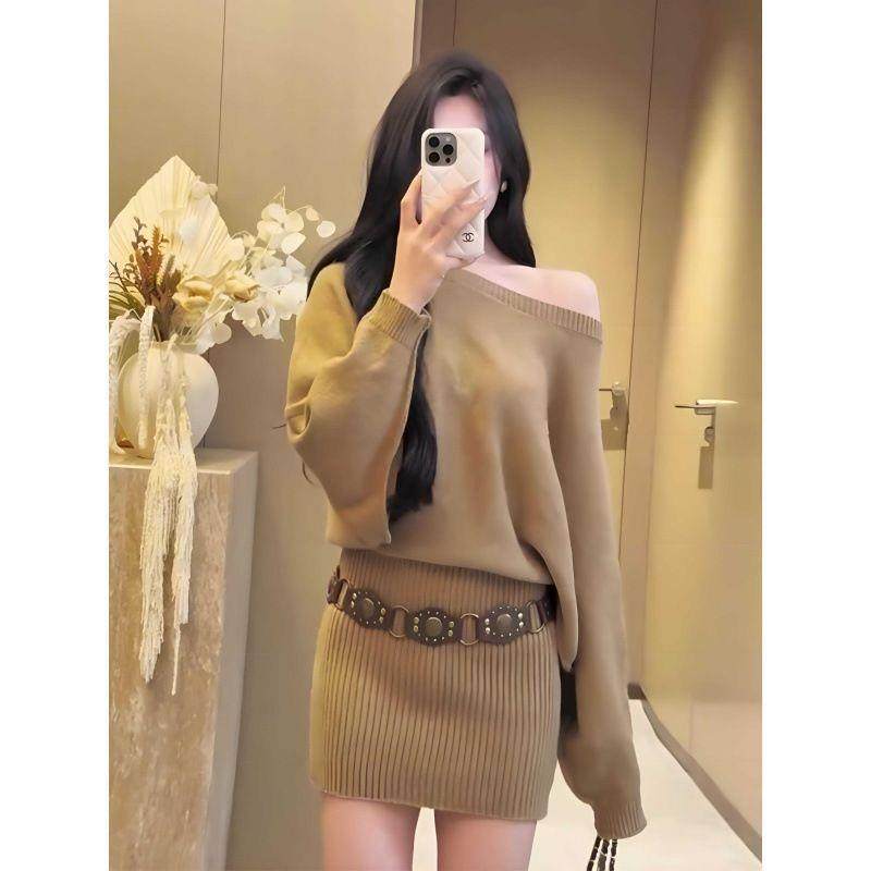 卡其色斜肩长袖针织连衣裙女秋冬修身毛衣短裙纯欲风收腰包臀裙子