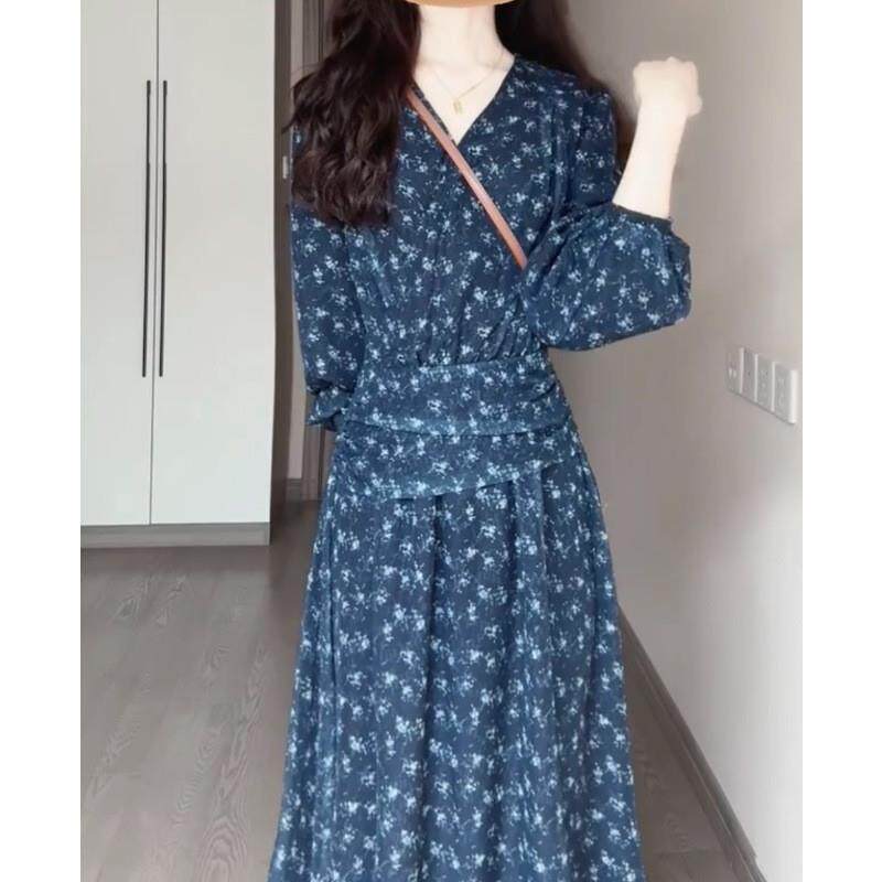 V领碎花收腰连衣裙女秋设计感内搭长裙小众长袖裙子2025秋季新款
