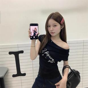 新款 設計感修身 T恤女裝 短款 露肩上衣 2025夏季 甜辣妹字母印花短袖