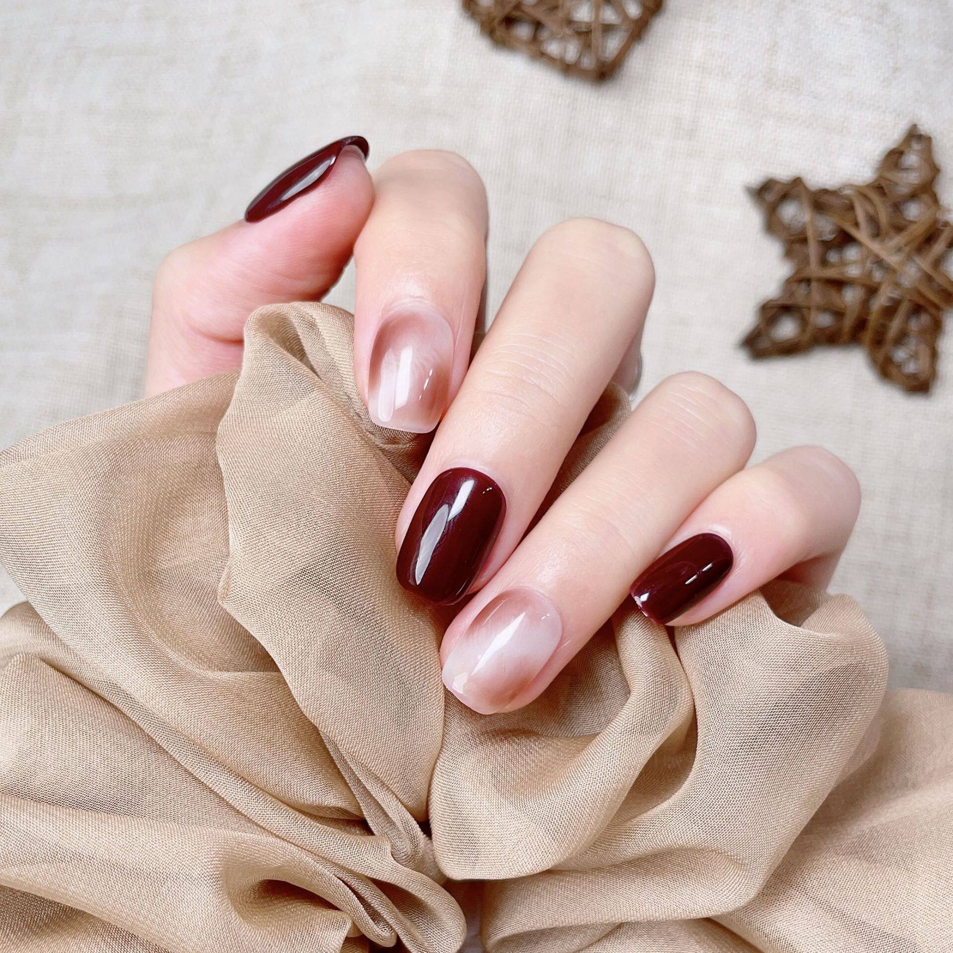 春夏新品纯手工穿戴甲短款光疗美甲贴片成品纯色小红书爆款可拆卸