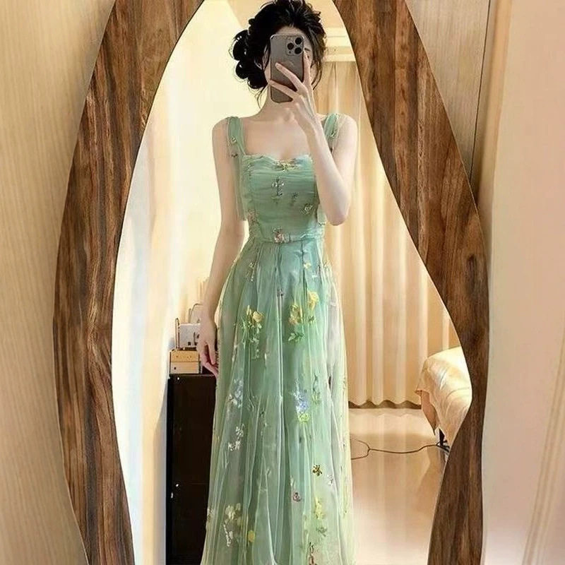 夏季高级感少女超好看气质森系绿色刺绣吊带连衣裙女装绿色系裙子