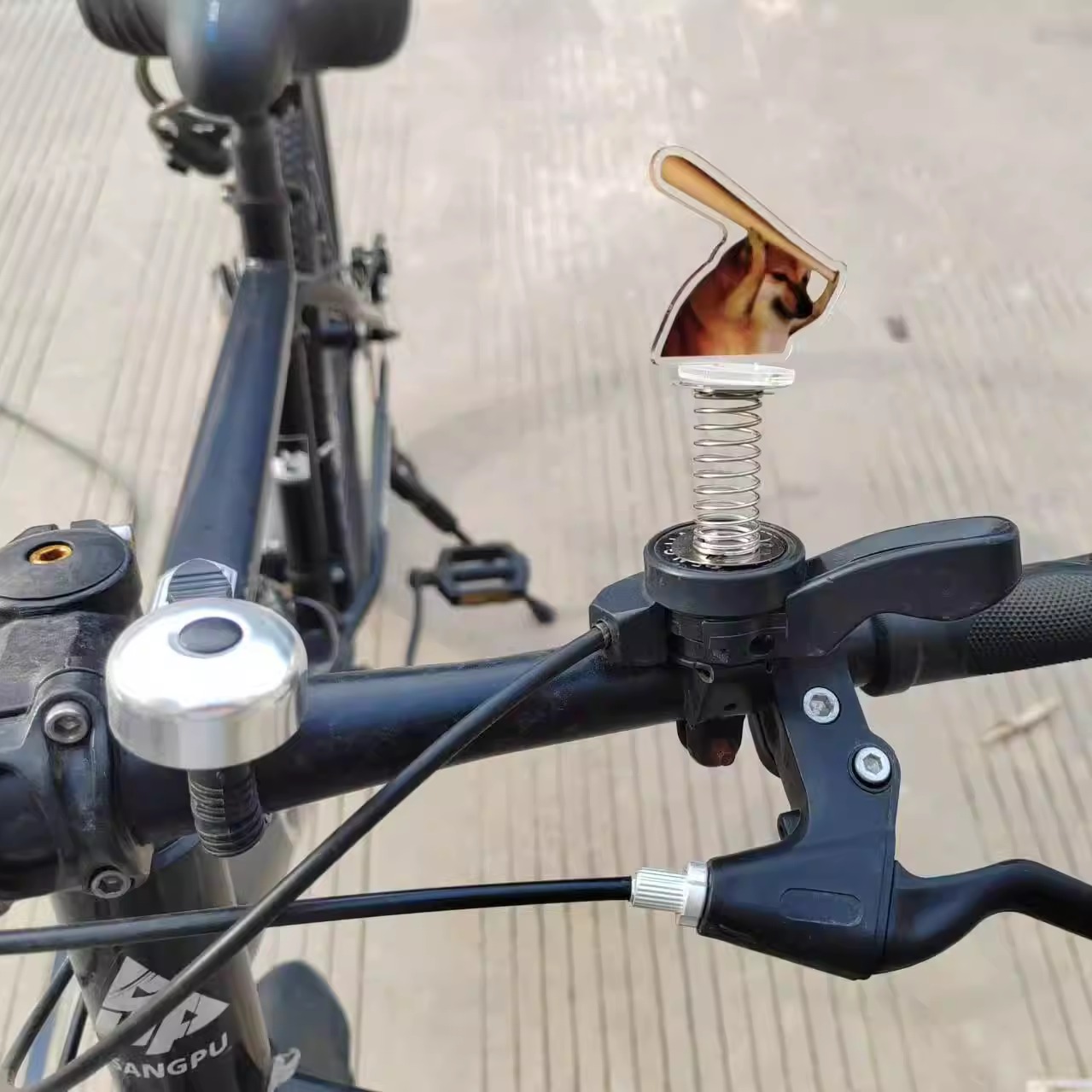 cheems表情包柴犬狗子骑摩托车自行车装饰弹簧摇摇乐贴纸摇摆饰品