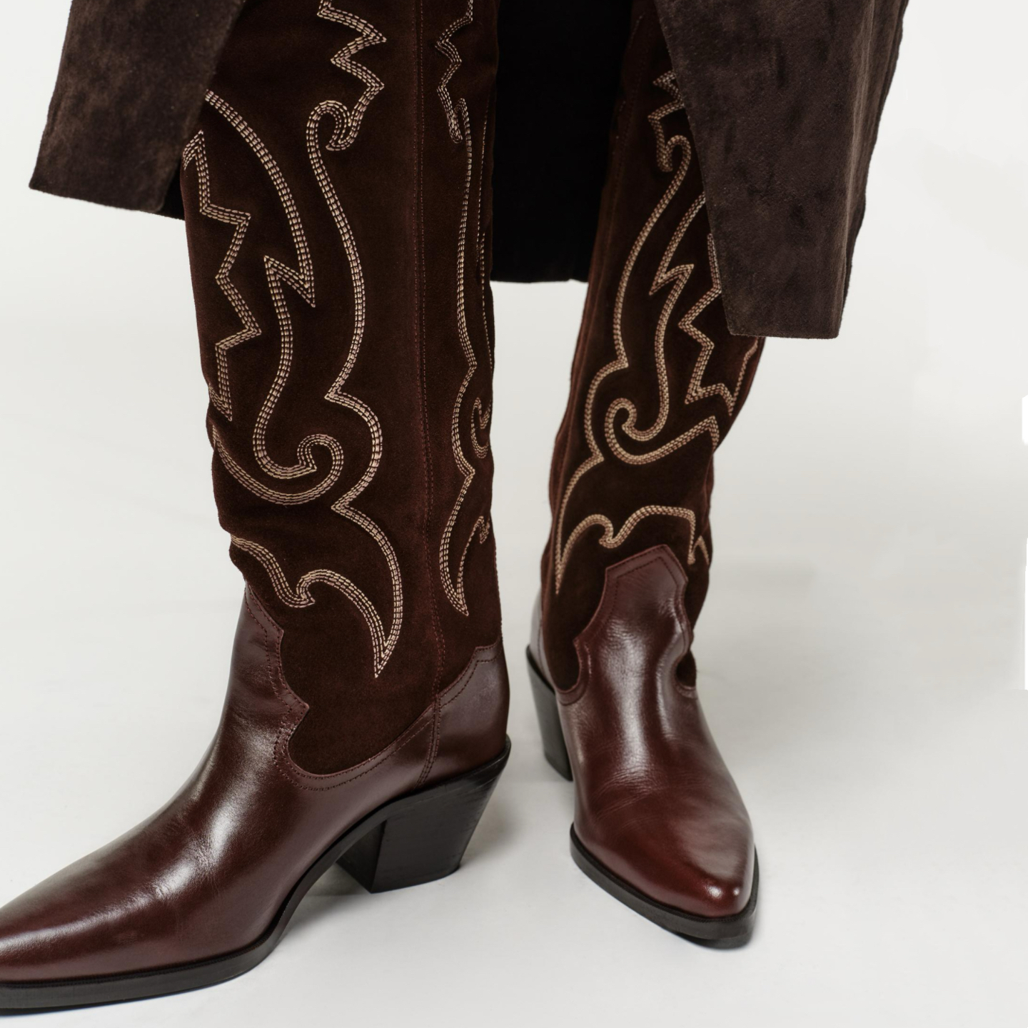 美拉德风刺绣西部牛仔靴粗跟尖头