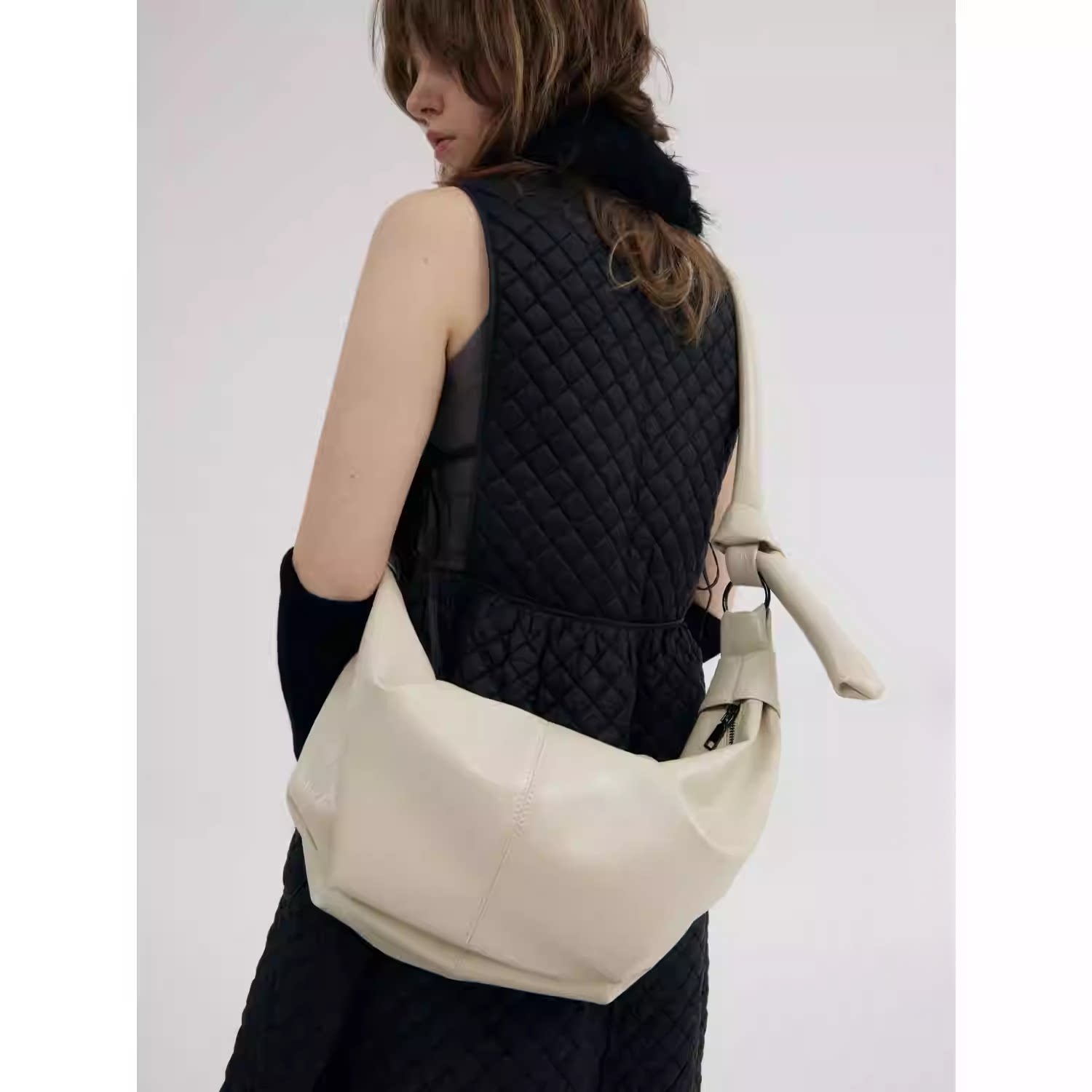 KYU｜奶白可颂牛角包慵懒休闲随性褶皱油蜡软皮单肩斜挎打结包