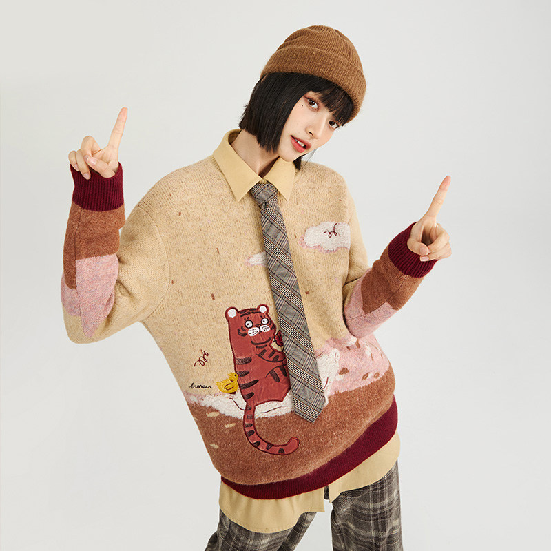 茵曼休闲冬季圣诞新款撞色圆领宽松套头印花趣味针织毛衣女