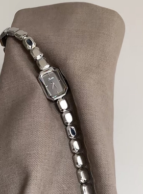 2025新款方糖手表女高级感女士轻奢小众职场精致小巧女生高端女表