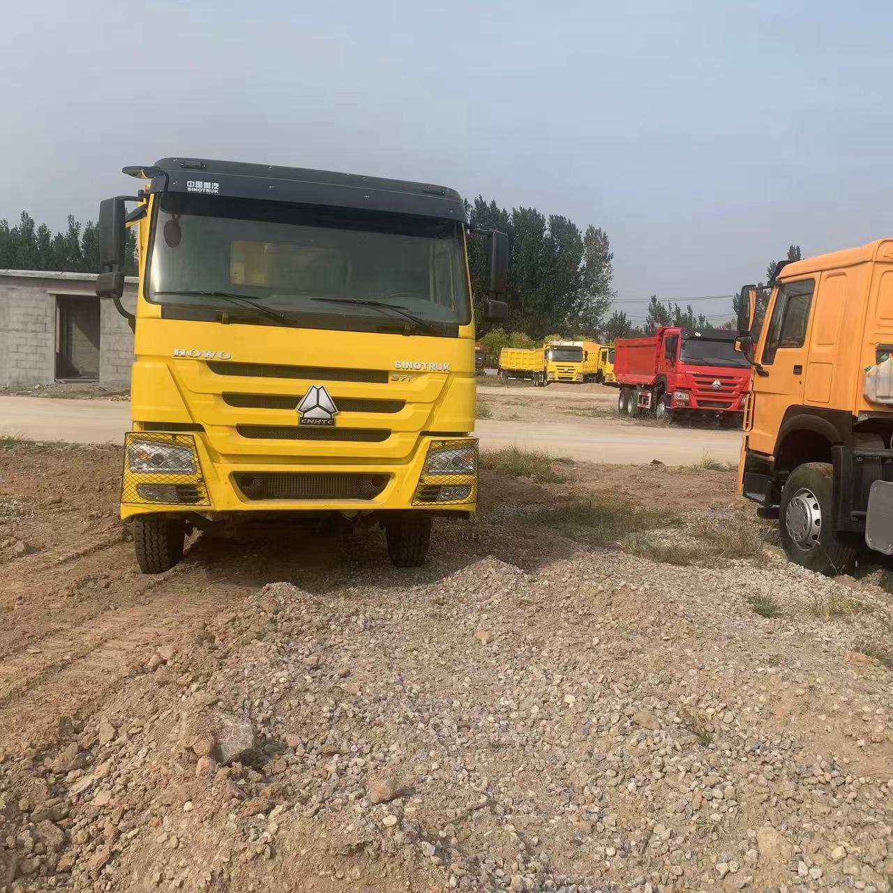 豪沃6x4自卸车出口版后八轮