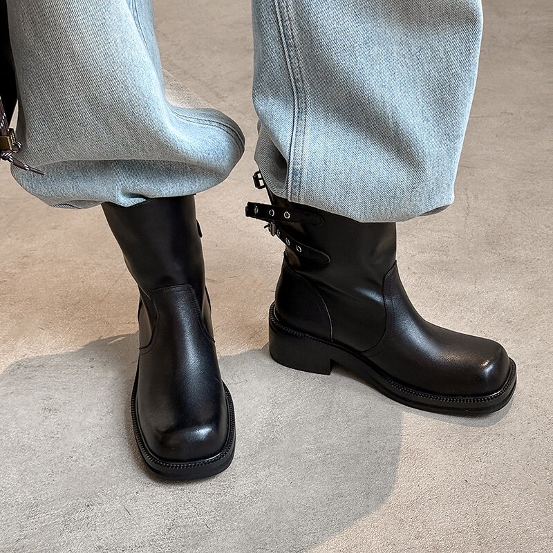 5cm复古方头粗跟短筒骑士靴女百搭纯色牛皮皮带扣中跟套筒时装靴