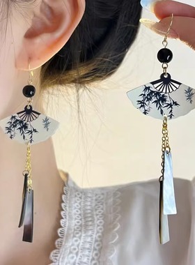 新中式水墨画扇子耳环古风国潮贝壳长款耳钉高级感流苏蚊香盘耳夹