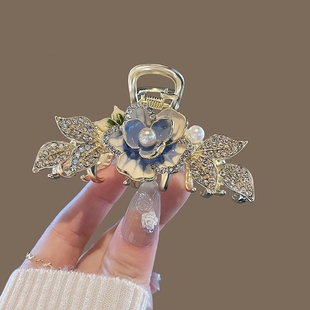 新中式玫瑰花朵发夹后脑勺珍珠水钻抓夹高级感中号盘发鲨鱼夹头饰