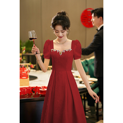 速发敬酒服新娘酒红纱袖日常可穿订婚礼服轻奢大气连衣裙方领法式