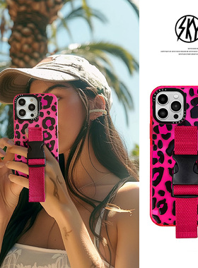 黑色豹纹苹果17promax手机壳适用于iphone14玫红潮牌16plus腕带斜挎15字母镜头12P镭射高级感11支架13不撞款