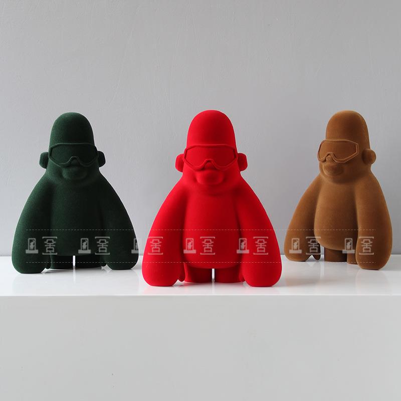 现代简约眼镜卡通猩猩抽象装饰样板间儿童房玄关桌面树脂绒面摆件