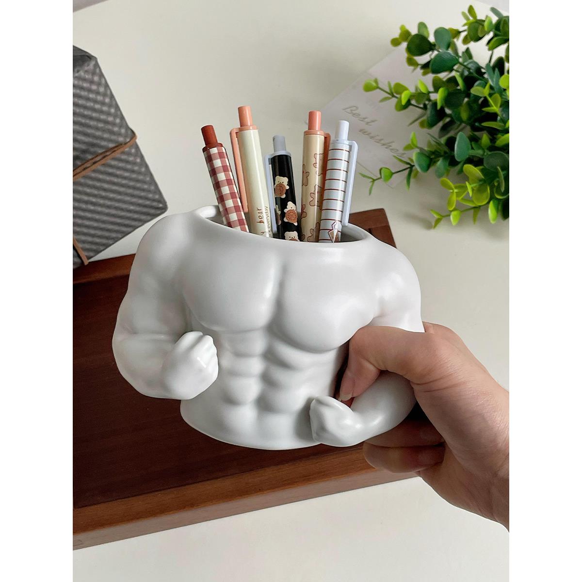 稀奇古怪陶瓷笔筒桶办公室桌面收纳盒轻奢高级感学生搞怪生日礼物