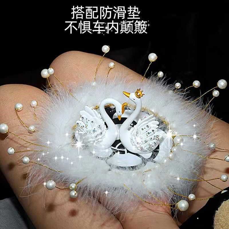 速发车载饰品摆件台侣镶钻风鹅香薰中控情神车摆件天系