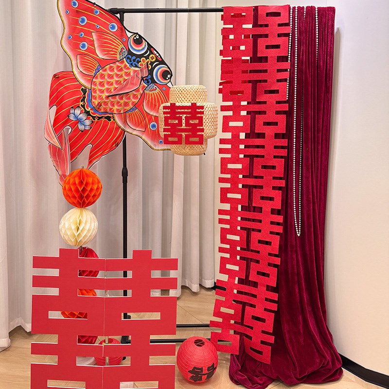 中式婚房订婚氛围感布置新娘晨袍红色拍J照背景卧室风筝道具装饰