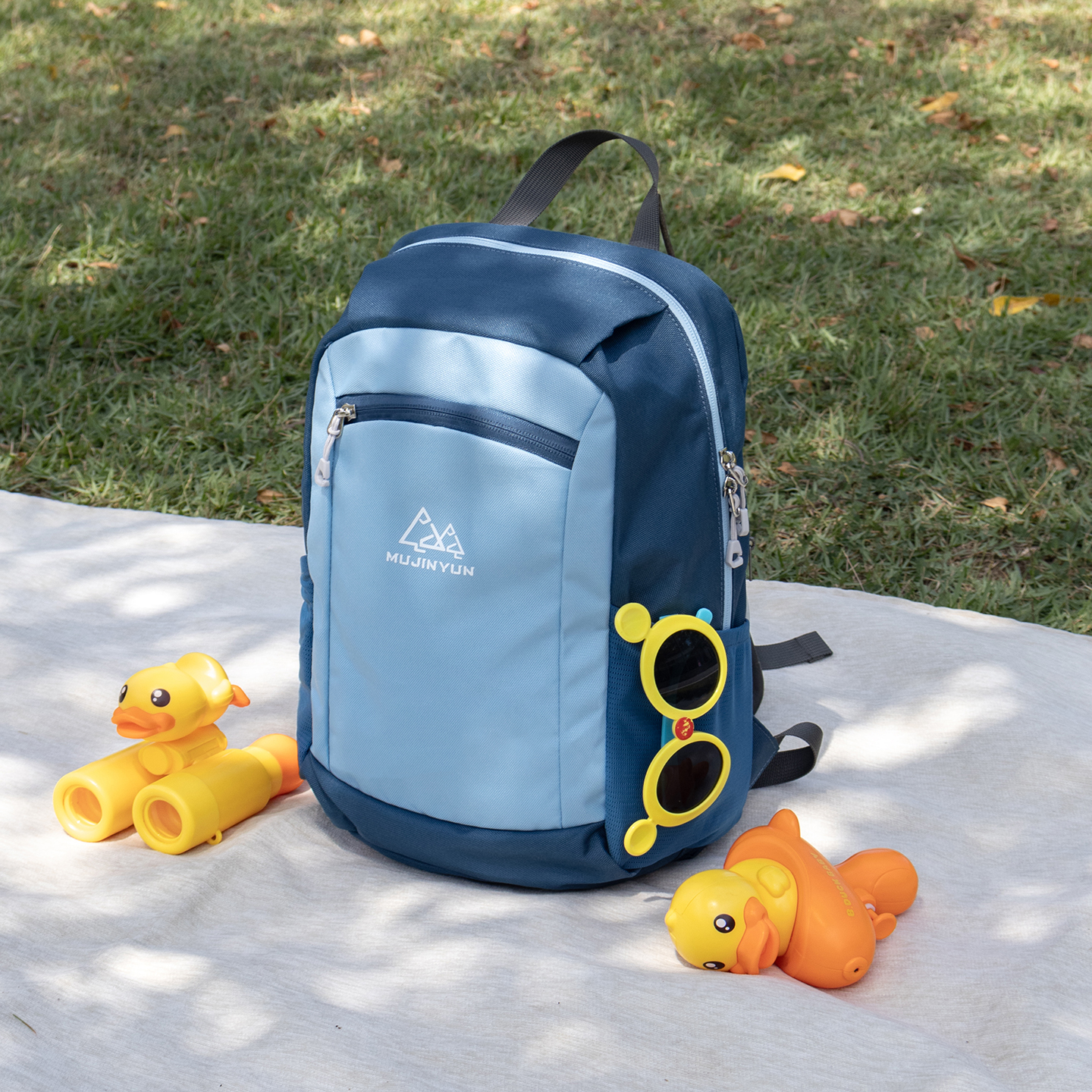 轻便外出旅游一年级男孩书包补课