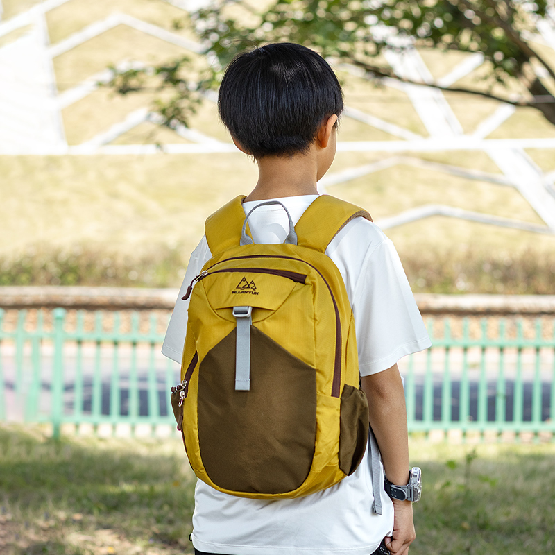 男孩外出旅游小背包轻便书包超轻