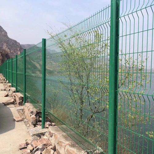 热销水源地河道护栏网围地光伏电站铁丝围栏高速S公路防护网防攀