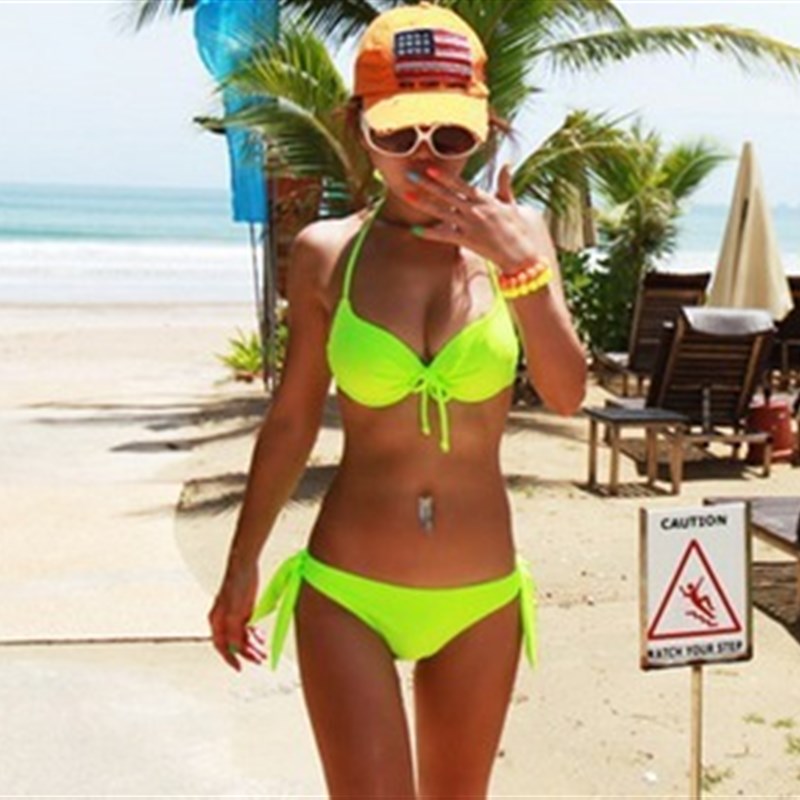 速发性感炫拢荧光钢托聚目吧基尼泳装温泉走秀酒比夜店